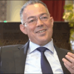 رجل في منتصف العمر يتحدث ويبدو في حوار جاد.