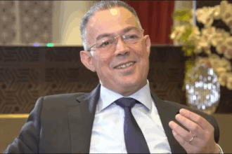 رجل في منتصف العمر يتحدث ويبدو في حوار جاد.