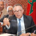 فوزي لقجع يتحدث في اجتماع رسمي.