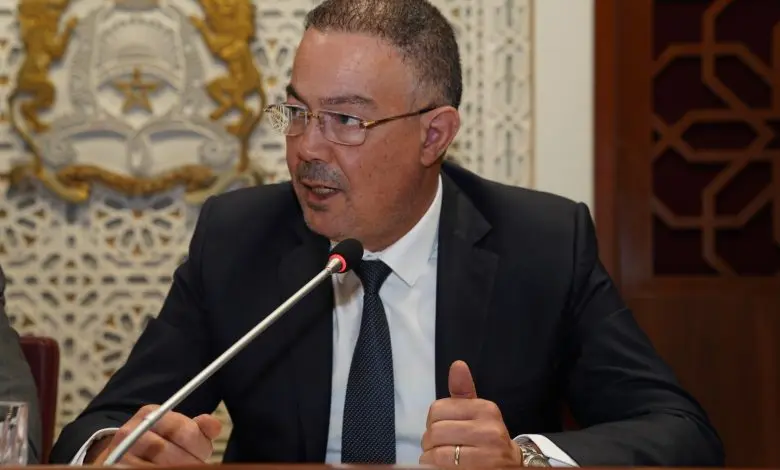 فوزي لقجع يتحدث أمام الميكروفون