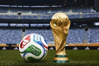 كرة قدم لكأس العالم 2026 وشعار الفيفا على أرض الملعب