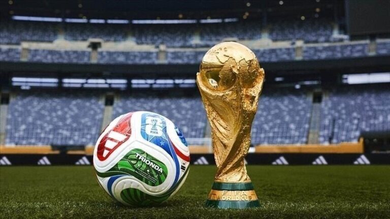 كرة قدم لكأس العالم 2026 وشعار الفيفا على أرض الملعب