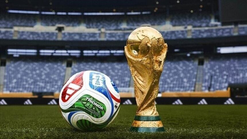 كرة قدم لكأس العالم 2026 وشعار الفيفا على أرض الملعب