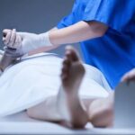 شخص يجلس وحيداً في ظلام دامس
