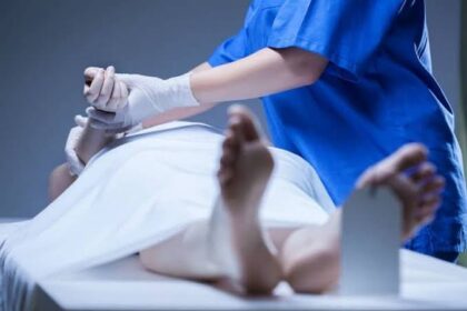 شخص يجلس وحيداً في ظلام دامس