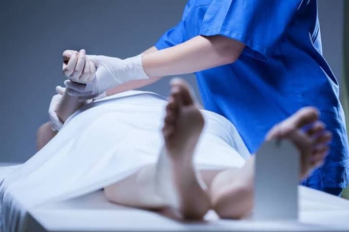 شخص يجلس وحيداً في ظلام دامس