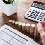 آلة حاسبة وورقة بيانات مالية تتضمن أرقامًا