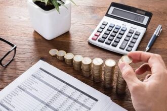 آلة حاسبة وورقة بيانات مالية تتضمن أرقامًا