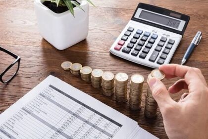 آلة حاسبة وورقة بيانات مالية تتضمن أرقامًا