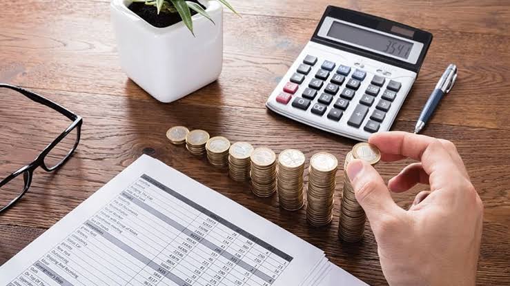 آلة حاسبة وورقة بيانات مالية تتضمن أرقامًا