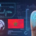 أصبع يشير إلى رسم بياني يحمل كلمة "المغرب"