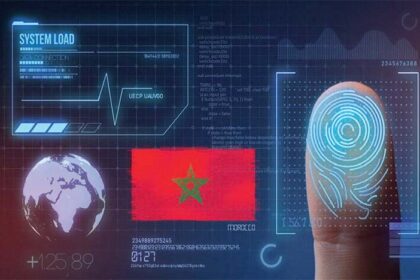 أصبع يشير إلى رسم بياني يحمل كلمة "المغرب"