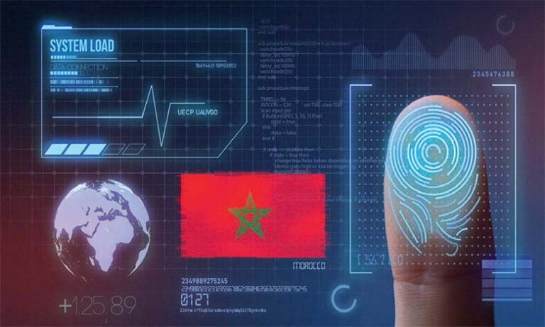 أصبع يشير إلى رسم بياني يحمل كلمة "المغرب"
