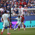 شاشة تلفزيون تعرض مباراة لكرة القدم في كأس العالم
