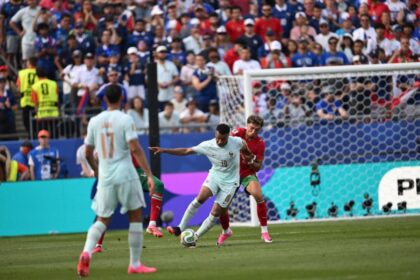 شاشة تلفزيون تعرض مباراة لكرة القدم في كأس العالم