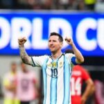 لاعب كرة قدم يرتدي قميص رقم 10 في الملعب