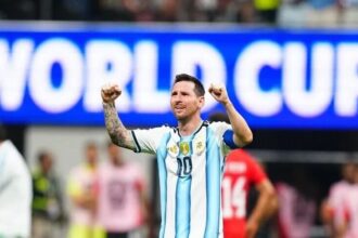 لاعب كرة قدم يرتدي قميص رقم 10 في الملعب