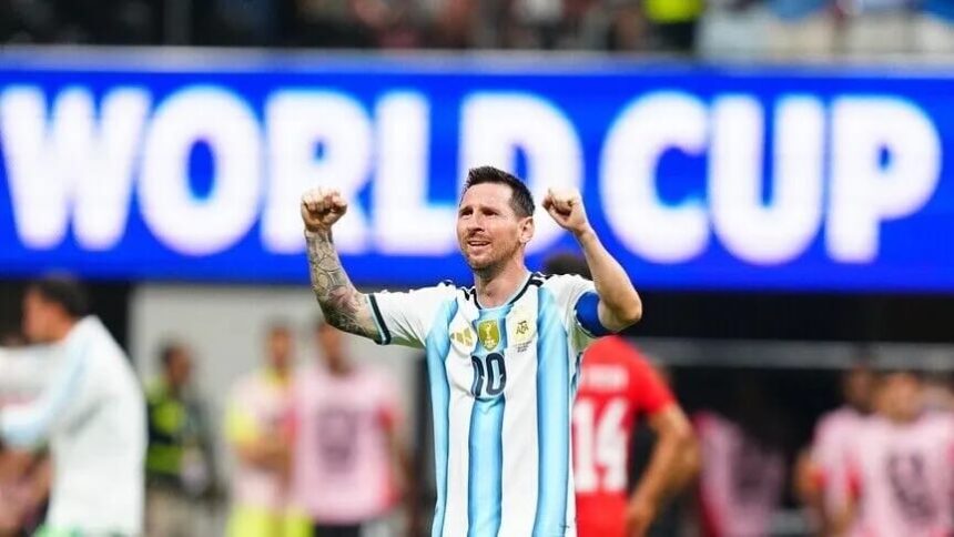 لاعب كرة قدم يرتدي قميص رقم 10 في الملعب