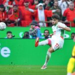 لاعب كرة قدم يرتدي القميص رقم 17 ويركل الكرة.
