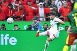 لاعب كرة قدم يرتدي القميص رقم 17 ويركل الكرة.