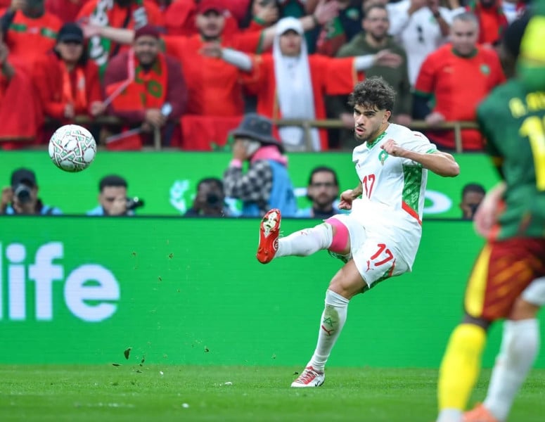 لاعب كرة قدم يرتدي القميص رقم 17 ويركل الكرة.