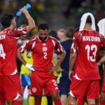 لاعب كرة قدم في حالة إرهاق داخل الملعب