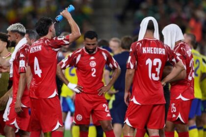 لاعب كرة قدم في حالة إرهاق داخل الملعب