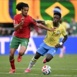 لاعب كرة قدم يرتدي القميص رقم 7
