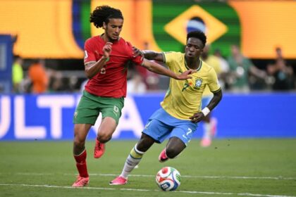 لاعب كرة قدم يرتدي القميص رقم 7