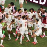 لاعبي كرة قدم يحتفلون بفوزهم