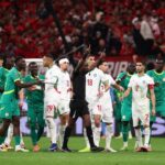 فريق كرة قدم يلتقط صورة جماعية