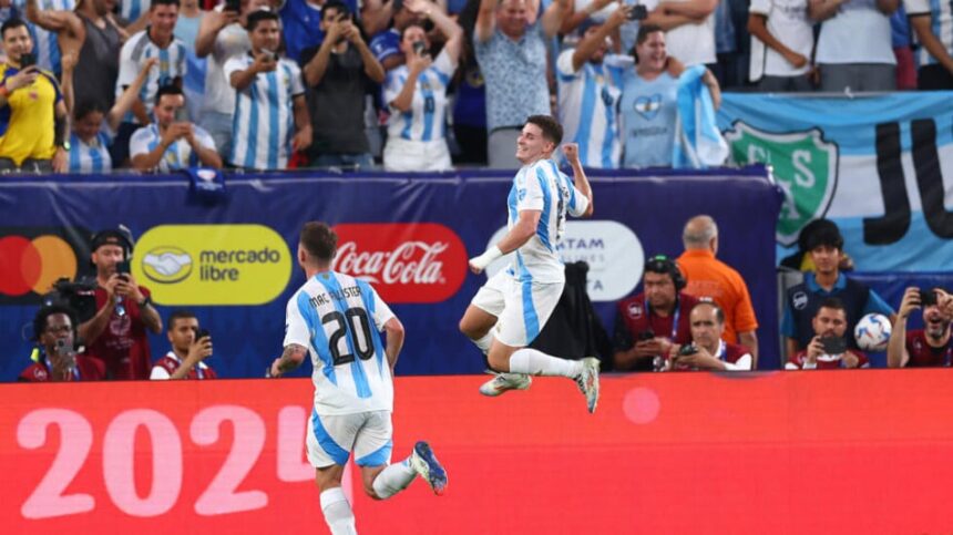 لاعب كرة قدم يركض في الملعب بزي أزرق وأبيض