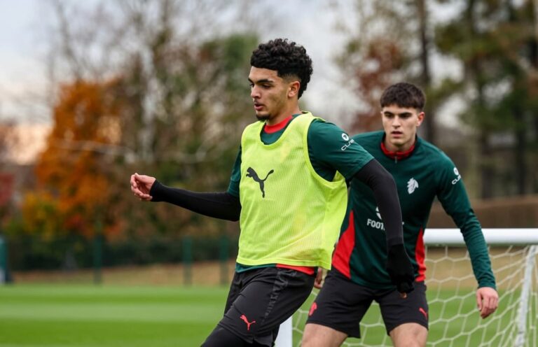 لاعب كرة قدم يركض وراء آخر بقميص ميلان.