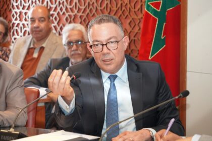 فوزي لقجع يتحدث في اجتماع عمل.