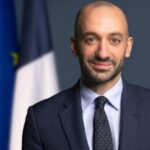 مسؤول فرنسي يلقي كلمة في حفل استقبال