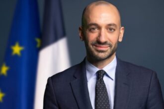 مسؤول فرنسي يلقي كلمة في حفل استقبال