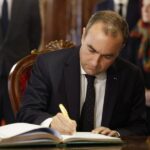 الوزير الأول الفرنسي يوقع في السجل الذهبي بضريح محمد الخامس