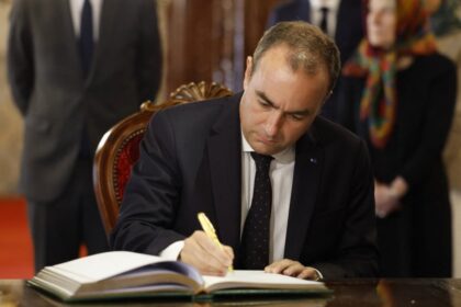 الوزير الأول الفرنسي يوقع في السجل الذهبي بضريح محمد الخامس