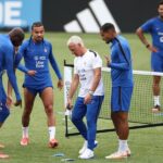 لاعبو المنتخب الفرنسي يتدربون في الملعب قبل المباراة.