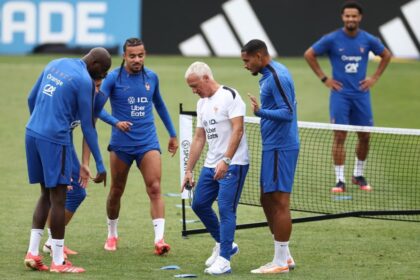 لاعبو المنتخب الفرنسي يتدربون في الملعب قبل المباراة.