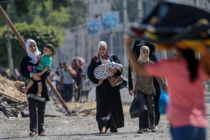 نساء فلسطينيات خلال مسيرة احتجاجية في قطاع غزة