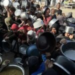 نازحون فلسطينيون في غزة ينتظرون الطعام من التكايا الخيرية.