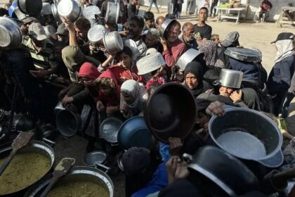 نازحون فلسطينيون في غزة ينتظرون الطعام من التكايا الخيرية.
