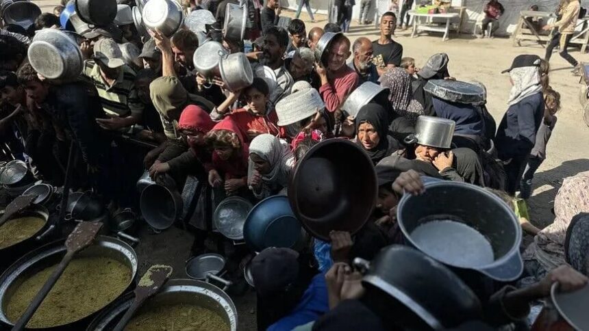 نازحون فلسطينيون في غزة ينتظرون الطعام من التكايا الخيرية.