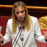 جورجيا ميلوني تتحدث في مؤتمر صحفي.