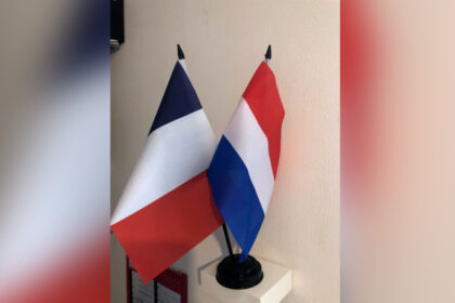علمي ألمانيا وفرنسا يقفان على حاملين صغيرين