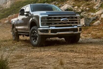 شاحنة فورد F-150 رمادية اللون تسير على طريق جبلي وعر