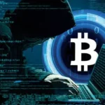 شاب يرتدي قلنسوة يستخدم حاسوباً، خلفية تقنية عملات مشفرة وبيتكوين.