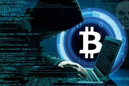 شاب يرتدي قلنسوة يستخدم حاسوباً، خلفية تقنية عملات مشفرة وبيتكوين.