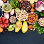 أغذية صحية متنوعة على الرف